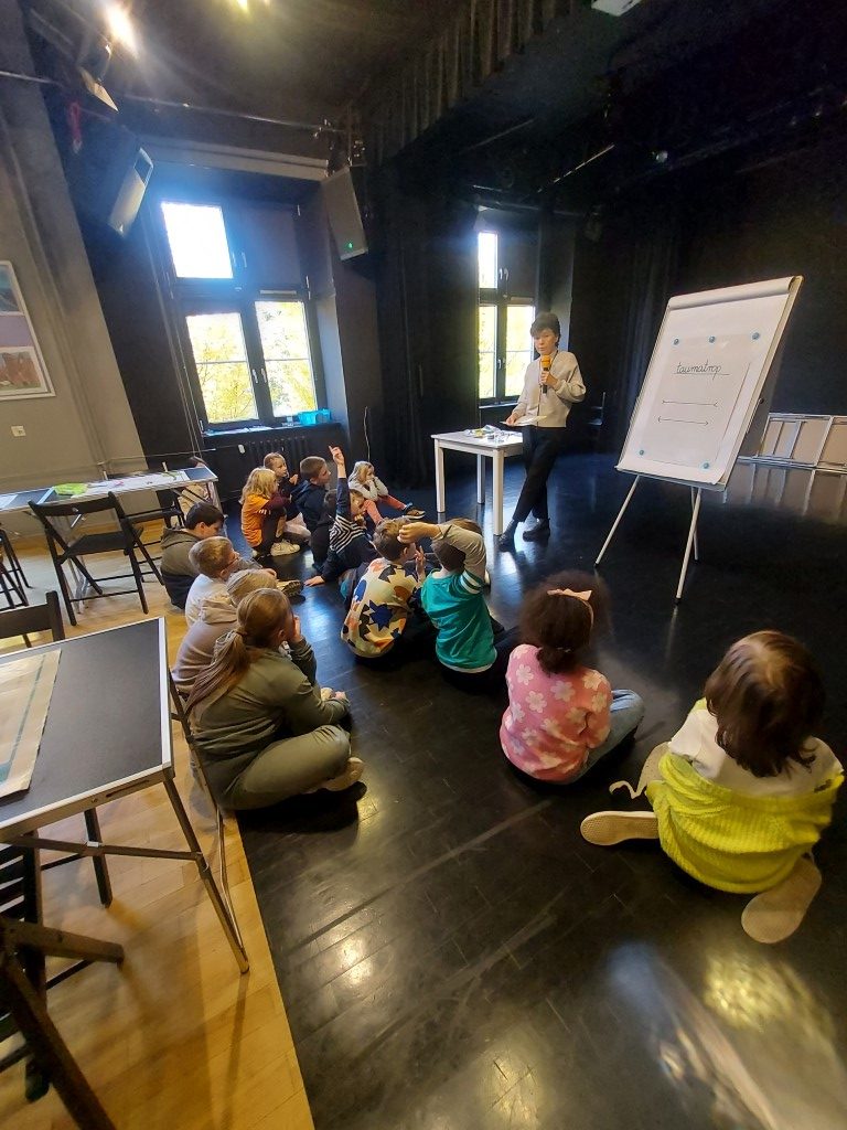 Uczniowie klasy 2d na listopadowym spotkaniu edukacyjnym z filmem "SMOK DIPLODOK"