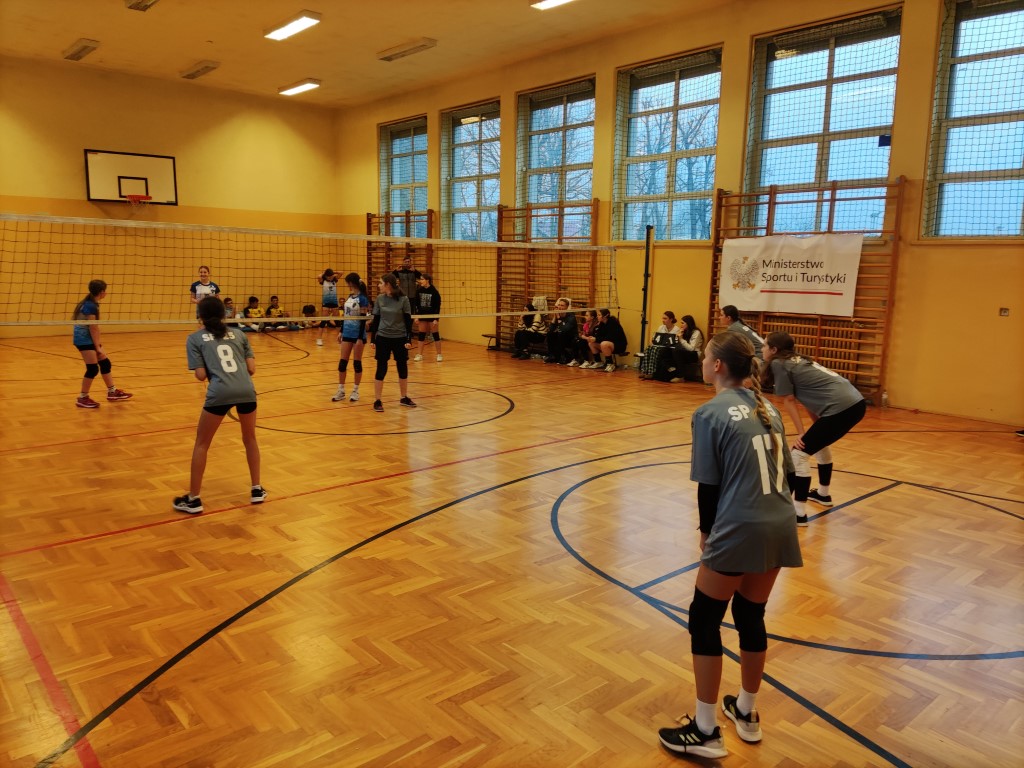 12 grudnia w hali XV LO w Krakowie odbył się turniej siatkówki szkół podstawowych pod patronatem Ministerstwa Sportu i Turystyki organizowany przez Fundację „Wygrajmy Siebie”. 